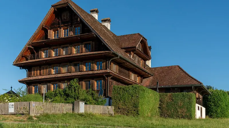 Bauernhof Neu-Spissen in Meggen mit Wiese und Bäumen