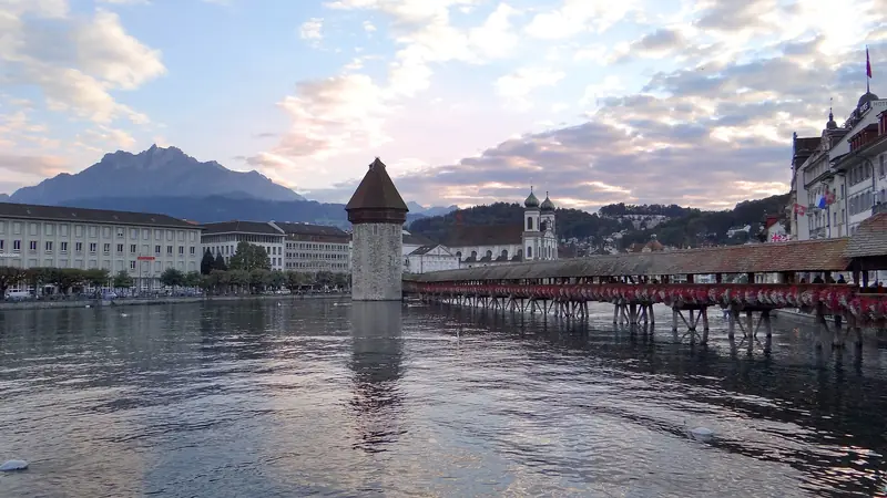 Kapellbrücke und Altstadt von Luzern an der Reuss